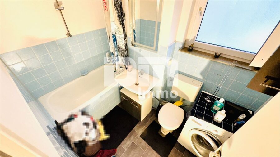 Schöne gepflegte und modernisierte Etagenwohnung mit Balkon - Badezimmer / Badewanne
